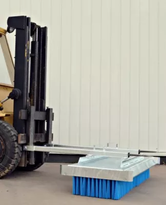 Bild: Nach dem Schnee können Streugut & Sand mit Stapler-Kehrbesen beseitigt werden