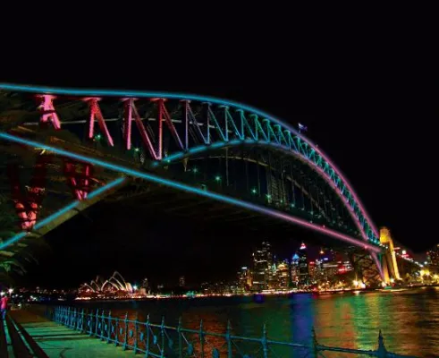 Bild: Wahrzeichen hell erleuchtet: Die Harbour Bridge in Sydney wird zum Lichtkunstwerk
