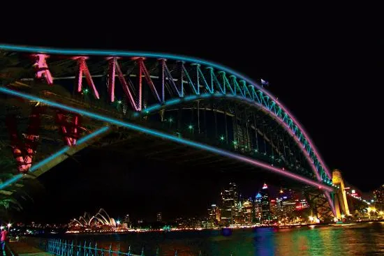 Wahrzeichen hell erleuchtet: Die Harbour Bridge in Sydney wird zum Lichtkunstwerk Bild: Wahrzeichen hell erleuchtet: Die Harbour Bridge in Sydney wird zum Lichtkunstwerk
