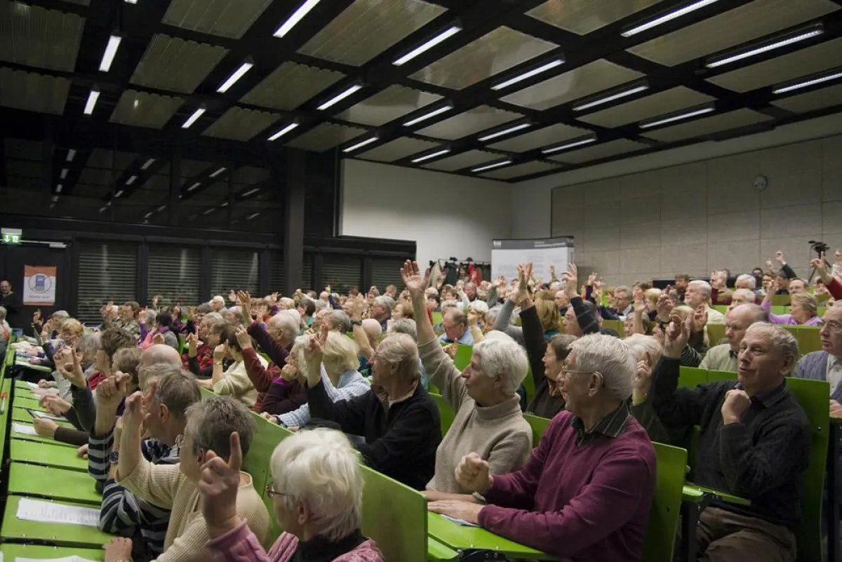 Mit großem Interesse verfolgten die Teilnehmerinnen und Teilnehmer die Januar-Vorlesung der GenerationenHochschule zum Thema ?Komplementäre Tumortherapie? im AudiMax der Hochschule Harz (FH) am Stando