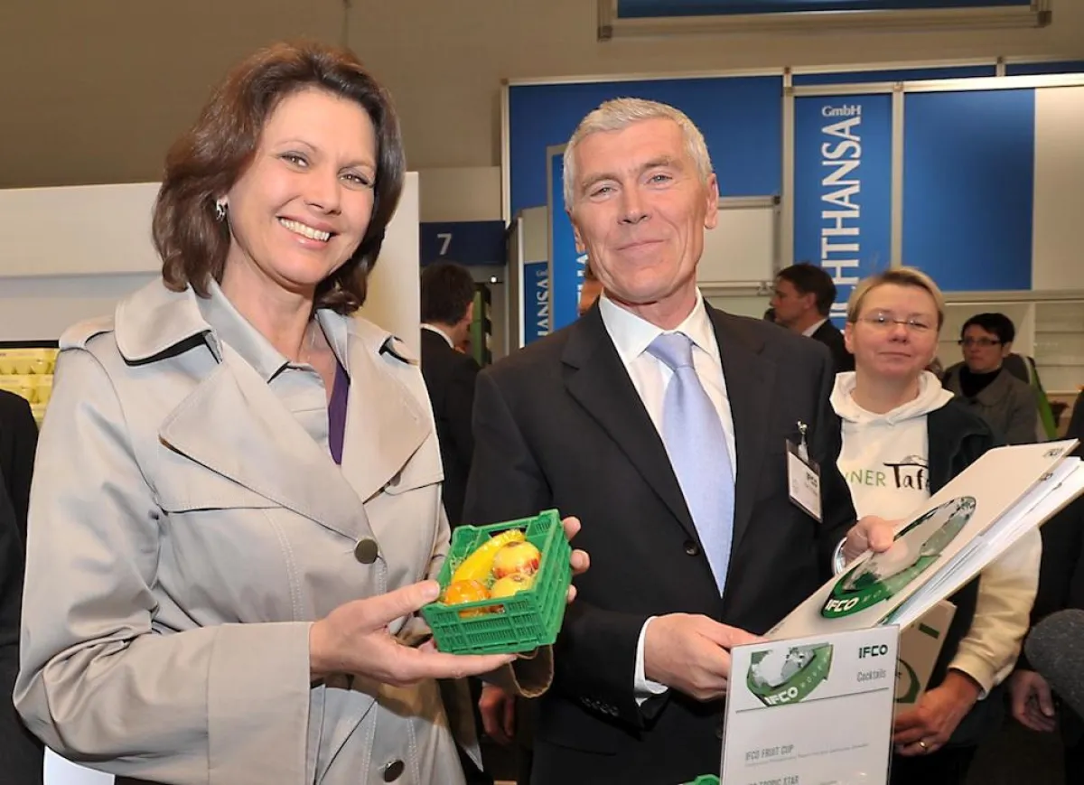 von links: Bundesministerin Ilse Aigner, CEO Karl Pohler, Sabine Werth, Vorsitzende der Berliner Tafel (Foto: Schunk)
