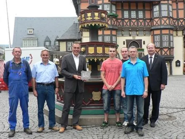 Bild: Wohltäterbrunnen erhielt neue Gedenkplatten