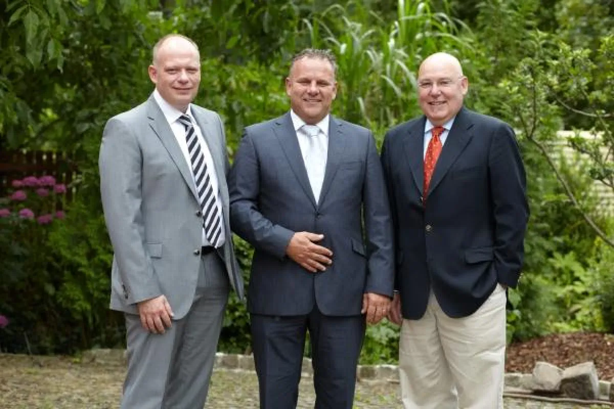 Willem de Haan, Vice President Westcon Group Europe (Mitte), und die entrada-Geschäftsführer Robert Jung (links) und Ingolf Hahn.