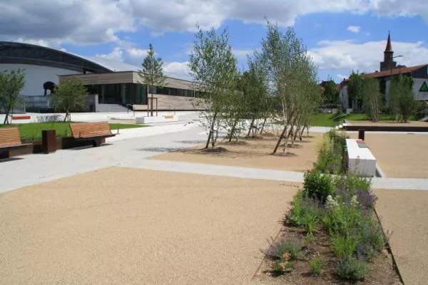 Bild: Attraktive Stadtgestaltung mit entsiegelten Flächen - Sportzentrum setzt auf HanseGrand® und Stabilizer®