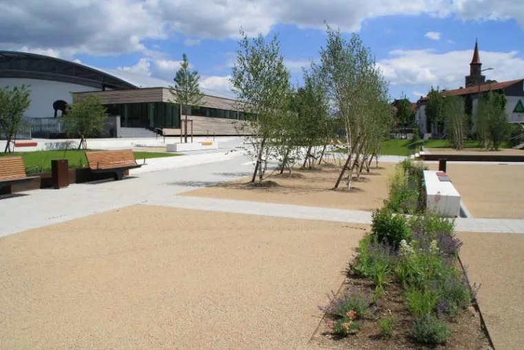 Attraktive Stadtgestaltung mit entsiegelten Flächen - Sportzentrum setzt auf HanseGrand® und Stabilizer® Bild: Attraktive Stadtgestaltung mit entsiegelten Flächen - Sportzentrum setzt auf HanseGrand® und Stabilizer®