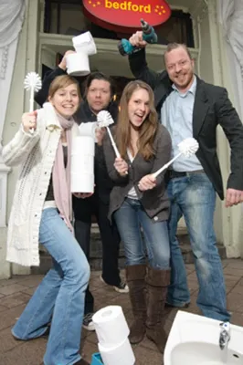 Bild: „Bedford“ in Hamburg feiert „Klo-Opening-Party“ anlässlich des Toiletten-Makeovers von 00 null null