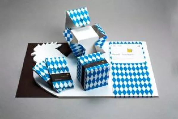 Bild: Rechtzeitig zum Oktoberfest: Mit Gmund weißblau o’schreibn und aufbrezln