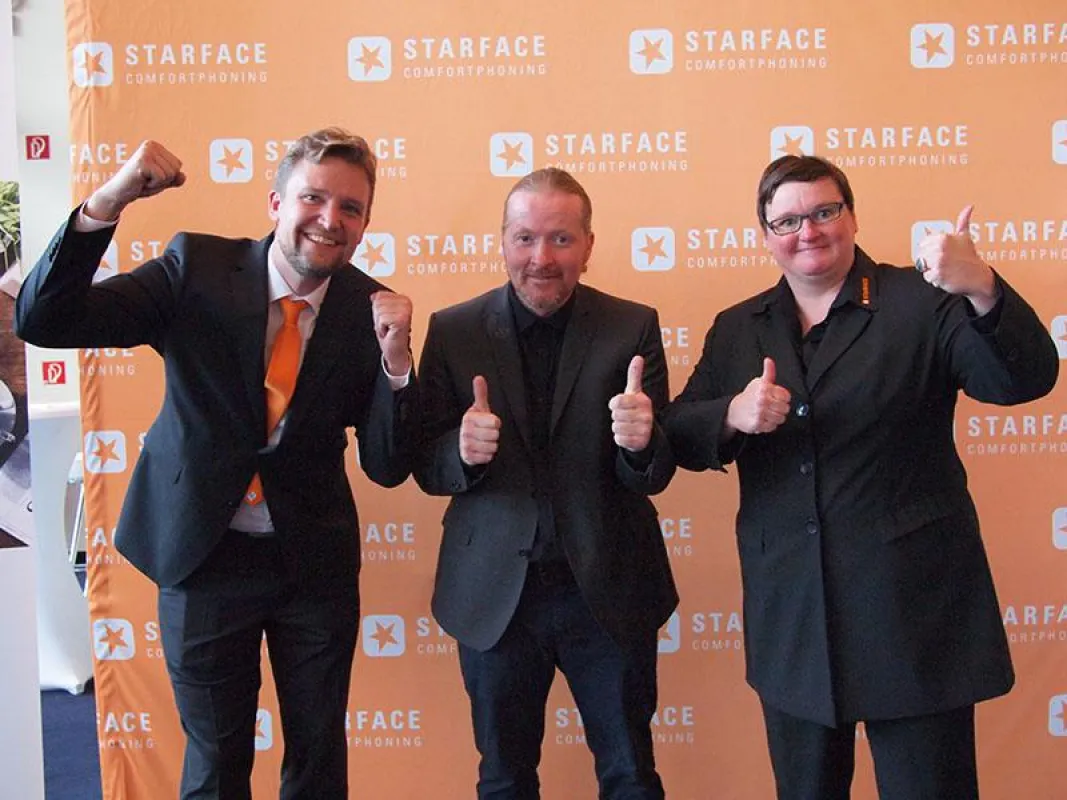 Die STARFACE Geschäftsführer Florian Buzin (l.), Barbara Mauve (r.) und Key Note Speaker Joey Kely.