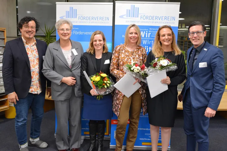 Bild: Innovationspreis an die Professorinnen Claudia Lüling, Petra Rucker-Gramm und Agnes Weilandt