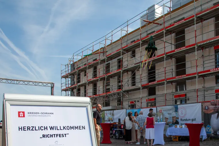 Bild: Richtfest der Apfelgärten II in Wiesbaden-Bierstadt:  Krieger + Schramm erreicht bedeutenden Meilenstein
