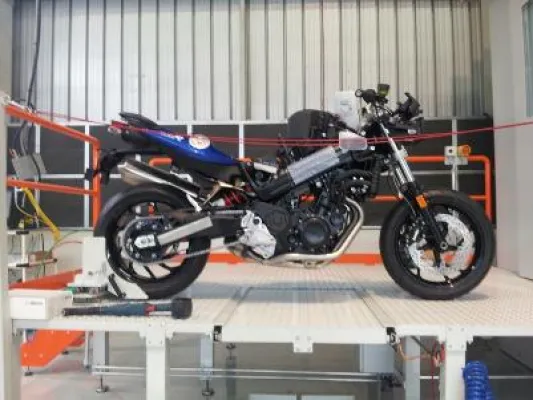 ...ins Rollen gebracht - Prüfstand in Thailand Bild: ...ins Rollen gebracht - Prüfstand in Thailand