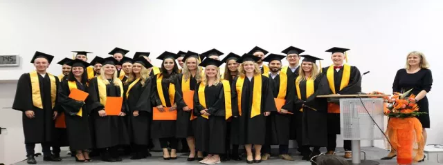 Bild: Die EUFH verabschiedete Absolventen des berufsbegleitenden Studiums: