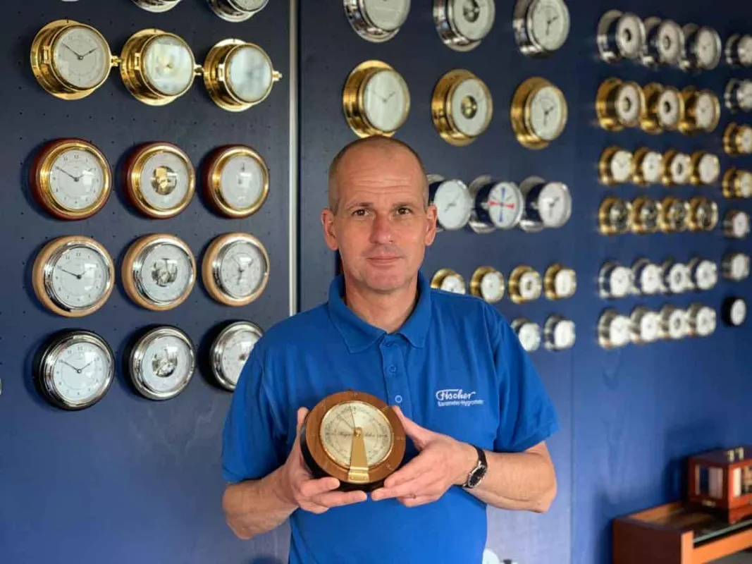 Peter Fischer der Manufaktur FISCHER aus Drebach mit dem Barometer mit Brailleschrift