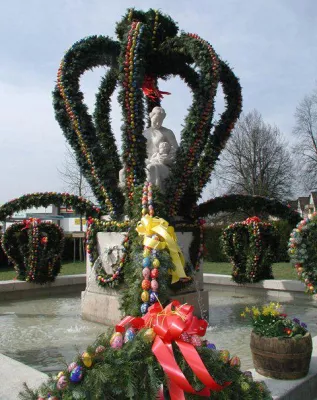 Bild: Osterbrunnen im Amberg-Sulzbacher Land