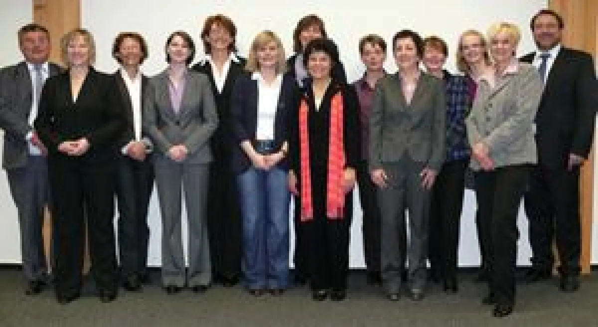 Die zwölf erfolgreichen Absolventinnen mit ihrem Dozenten Hans-Ludwig Lorenzen und Seminarleiter Frank Steinau