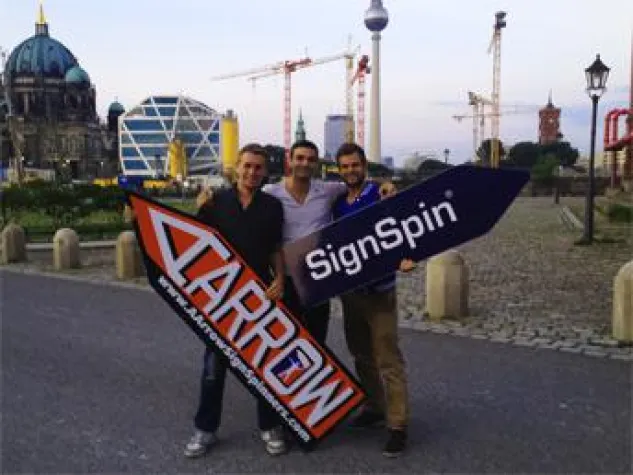 Bild: Deutsche und amerikanische Sign Spinner trainieren öffentlich und gemeinsam vom 18. - 20. Juli in Berlin