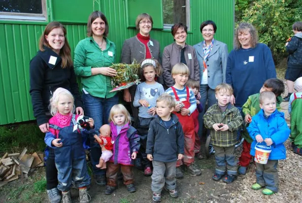 Buntspechte werden flügge: Volksbank Ludwigsburg unterstützt den Waldkindergarten Schöckingen Bild: Buntspechte werden flügge: Volksbank Ludwigsburg unterstützt den Waldkindergarten Schöckingen