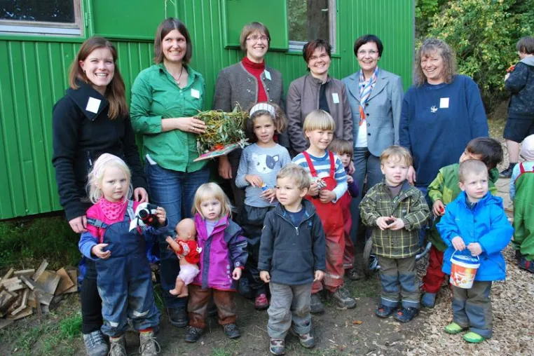 Bild: Buntspechte werden flügge: Volksbank Ludwigsburg unterstützt den Waldkindergarten Schöckingen