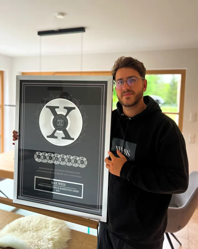 Ein Traum ist wahr: Max Weiß mit dem „Two Comma Club ‚X‘ Award“ von ClickFunnels. (© WEISS Consulting & Marketing GmbH)