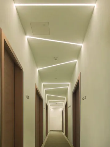 Wirkungsvolle Lichtgestaltung von Hotelfluren Bild: Wirkungsvolle Lichtgestaltung von Hotelfluren