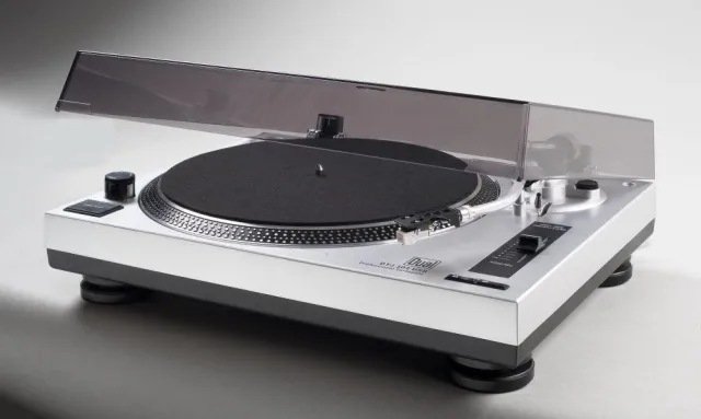 Bild: DUAL DTJ 301 USB Testsieger bei "Audio Video Foto Bild" Ausgabe 2/2011