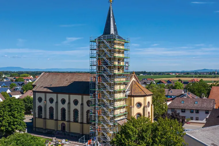 Bild: Kircheneinrüstung mit Fassadengerüst: Flexibel anpassbar und sicher