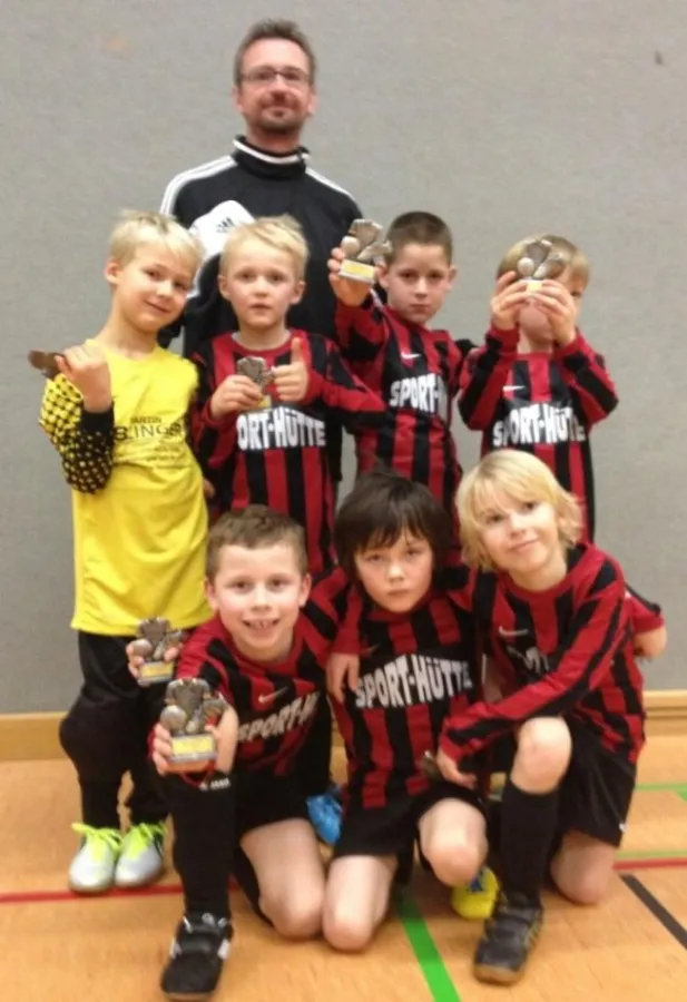 Magnus, Mattis, Lukas, Jonas (hi.vo.li.), Stefan, Jakob und Paul & Trainer Jürgen Amann