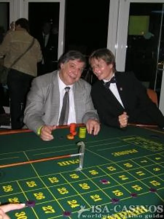 Chefredakteur der ISA CASINOS, Reinhold Schmitt, spielen für einen guten Zweck