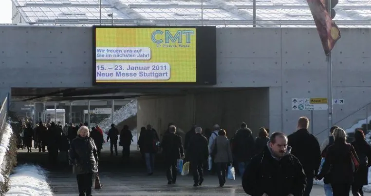 deset installiert Hightech Videowand am Stuttgarter Flughafen Bild: deset installiert Hightech Videowand am Stuttgarter Flughafen
