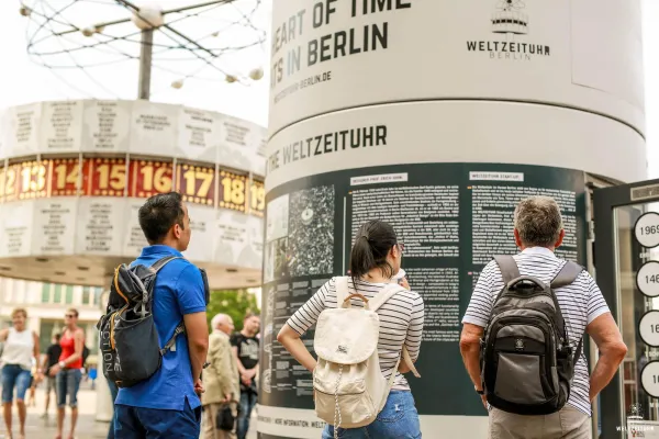 Bild: Über 26.000.000 Umdrehungen auf der Mutter aller Weltzeituhren in Berlin