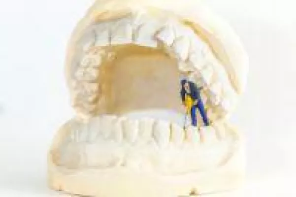 Bild: Wurzelbehandlung mit dem Dentalmikroskop in der Praxis Prof. Dhom
