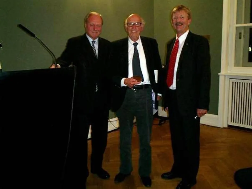 Preisträger Prof. Dr. h.c. Max Bächer (mitte), BDA Präsident Kaspar Kraemer (links) und DAI Präsident Dipl.-Ing. Christian Baumgart bei der Preisübergabe