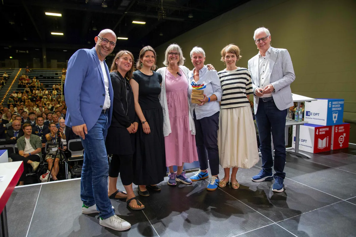 Auszeichnung für N.I.N.A. e.V. (© Deutsche Kinderschutzstiftung Hänsel+Gretel)