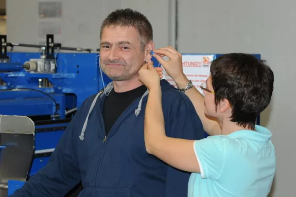 Bild: Weltweit erstes Hörgerät für Lärmarbeitsplatz-Innovation für Schwerhörige