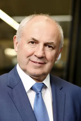 Bild: Gierszewski mit „Medaille des 100. Jahrestages der Wiedererlangung der Unabhängigkeit“ ausgezeichnet