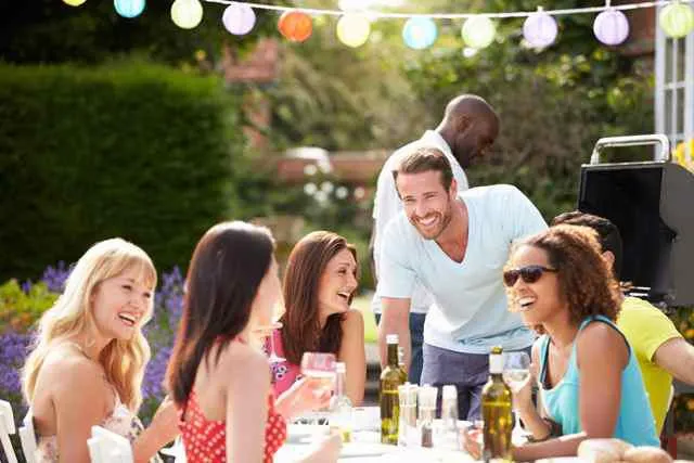 Es lebe die Grillsaison. Tipps und Tricks gegen Lebensmittelverschwendung bei der nächsten Grillparty Bild: Es lebe die Grillsaison. Tipps und Tricks gegen Lebensmittelverschwendung bei der nächsten Grillparty