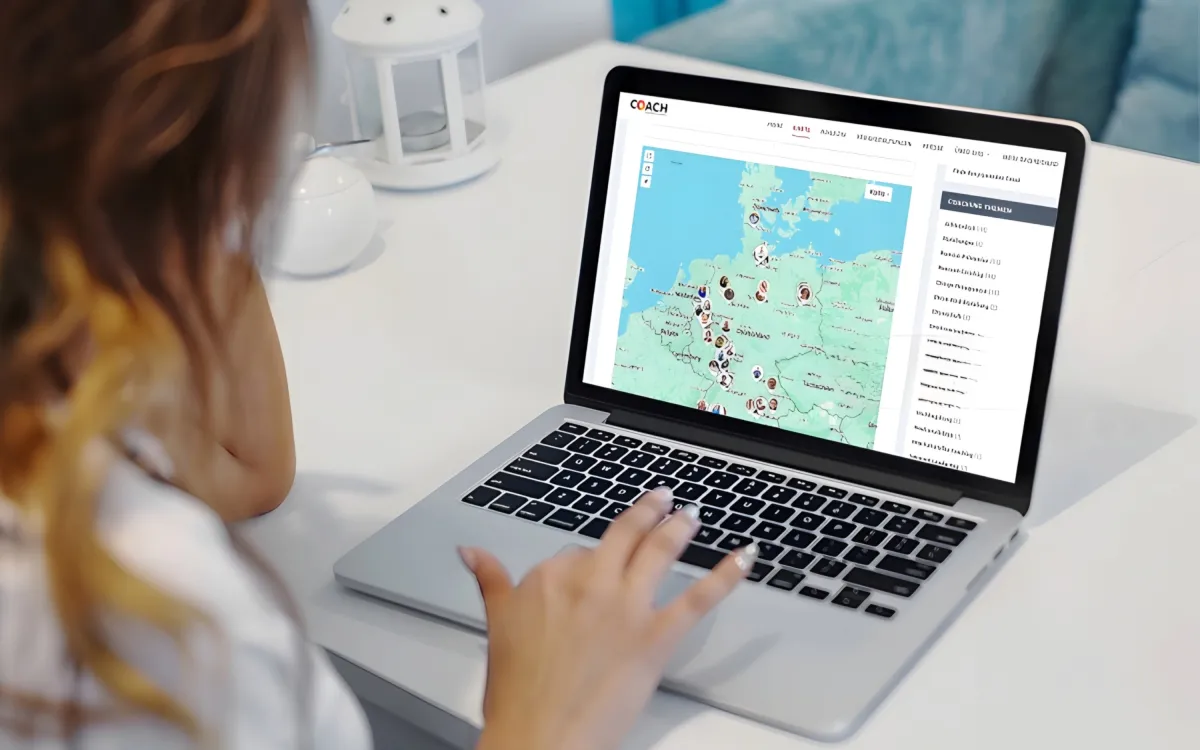 Klientin sucht einen Coach in der Kartenansicht (© 2025 coachverzeichnis.com)