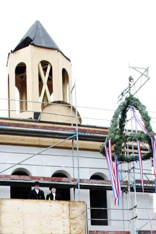 Bild: Richtkranz schwebt über Designer Outlet in Neumünster