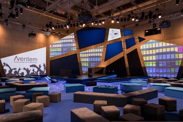 Bild: AVENTEM verantwortlich für Gestaltung hochwertiger Bühnen bei Premiere der Smart Country Convention in Berlin