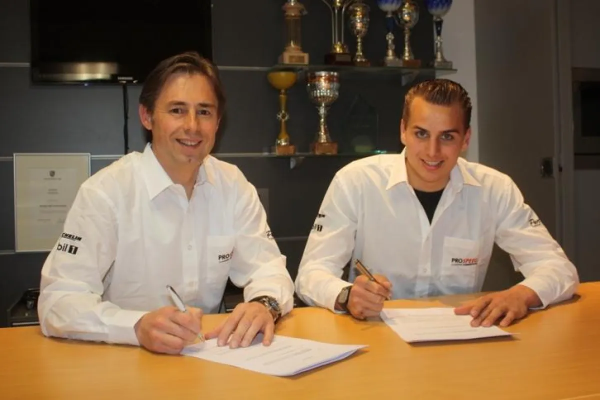 Rudi Penders (l) und Dylan Derdaele (r) unterzeichnen ein Vertrag für die Blancpain Endurance Series