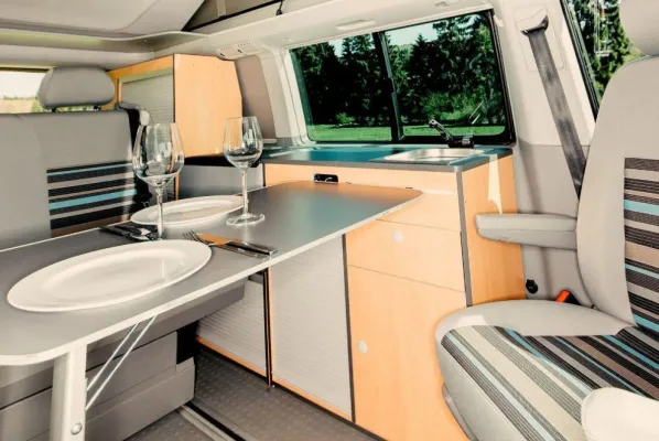 Bild: VW T5/T6 Durchdachte High-End Möbelmodule zur Befestigung auf Schienensystemen