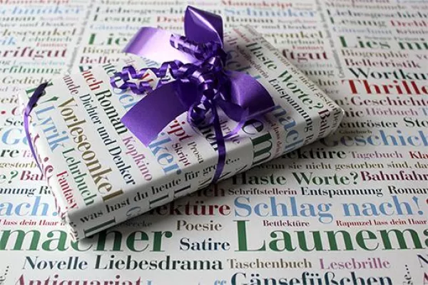 Bild: Für Leseratten und Bücherfans: Das Geschenkpapier „Buch & Literatur“
