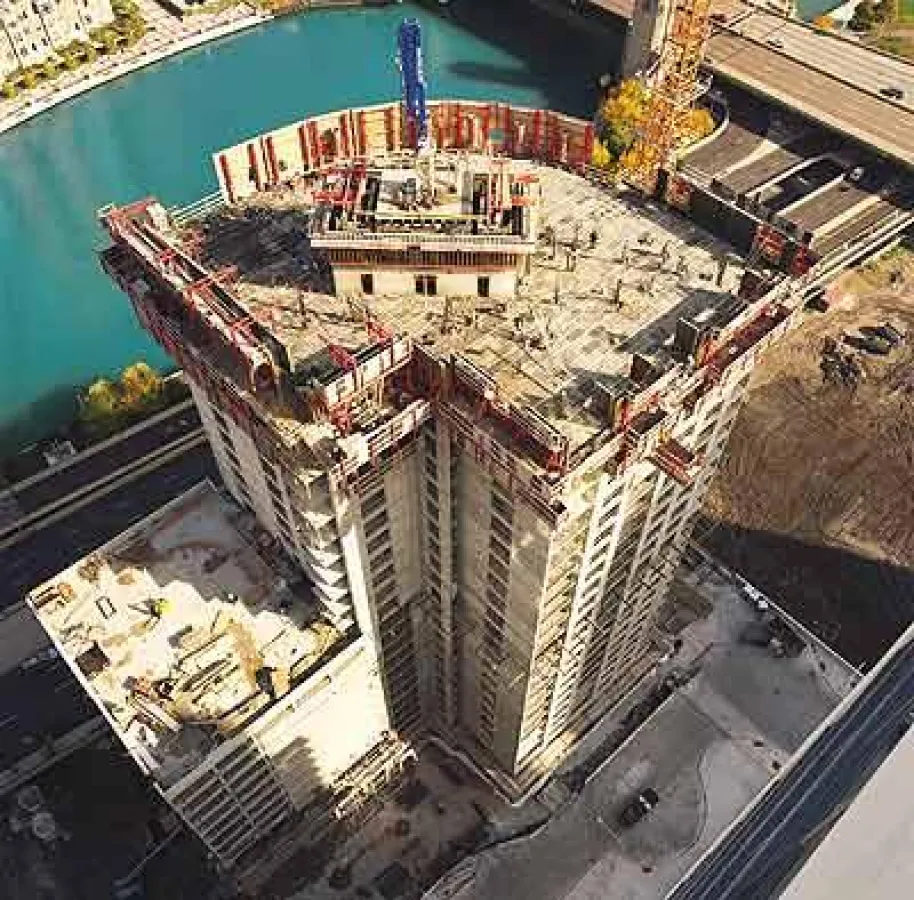 Die RCS Kletterschutzwand umschließt das komplette Geschoss ein und bietet dem Personal damit Schutz vor Absturzunfällen. Gleichzeitig kann auch bei extremen Wetterbedingungen und hohen Windgeschwindi