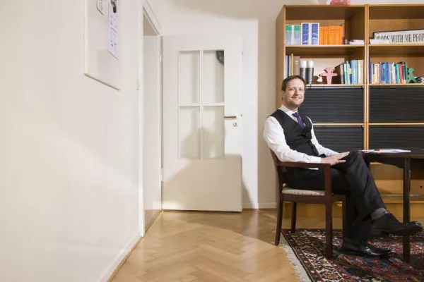 Bild: Nicht behindert genug? Sozialrecht gilt nicht komplett für Pfarrer | Dienstrecht | Pressemitteilung 2015-08