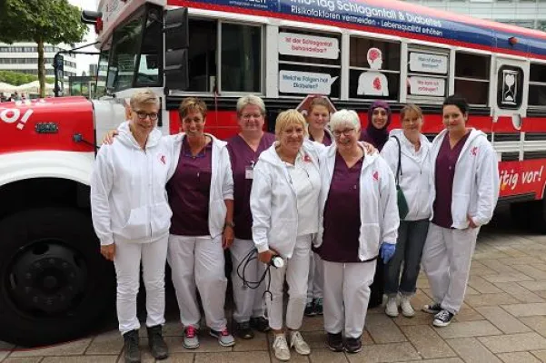Bild: Der rote Schlaganfallbus lockte viele Besucher auf den Sternplatz