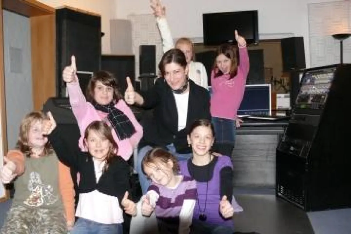 Schülerinnen der Wasgau Schule bilden den Chor für diesen Song