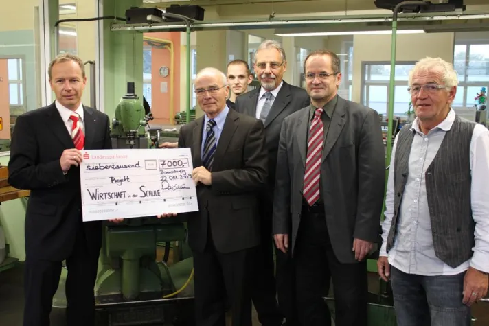 Bild: Landessparkasse spendet 7.000 Euro für Wirtschaft in der Schule