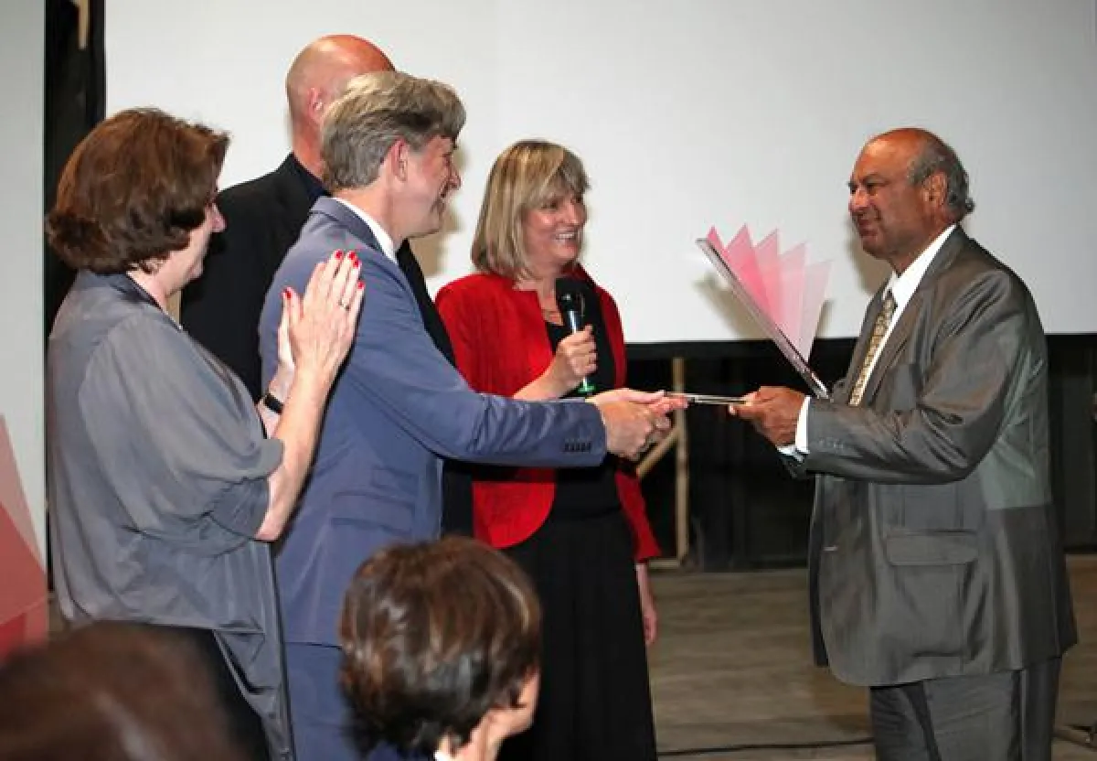 Dirk Schwampe übergibt die Staffel an Subhash Chopra (Foto: Frank Piechatzeck)