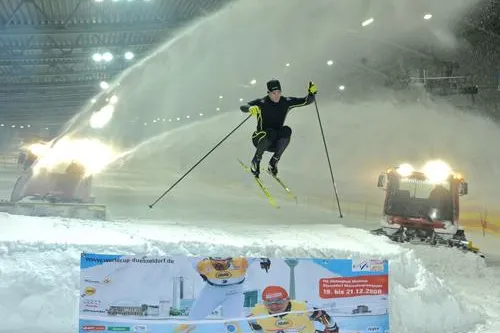Bild: FIS Skilanglauf, Schnee und Weihnachtsmarkt