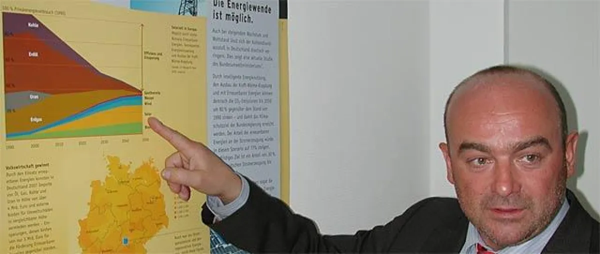 Fred Kehler, GF der B5 Solar by Havelland- Wind GmbH, erläutert an einer Schautafel die Entwicklung der Solarstomnutzung in Deutschland. Foto: wodtke media